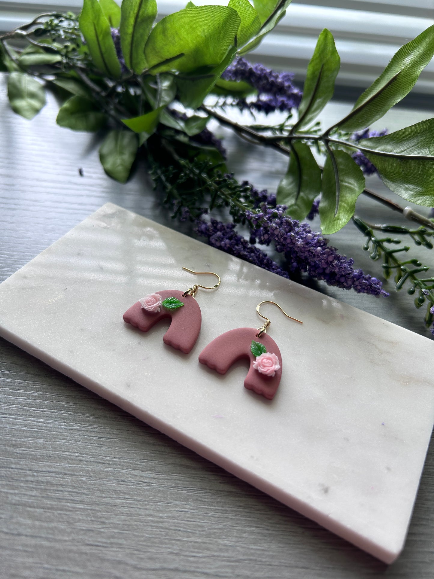 Simple flower on arch earring (gold plated)