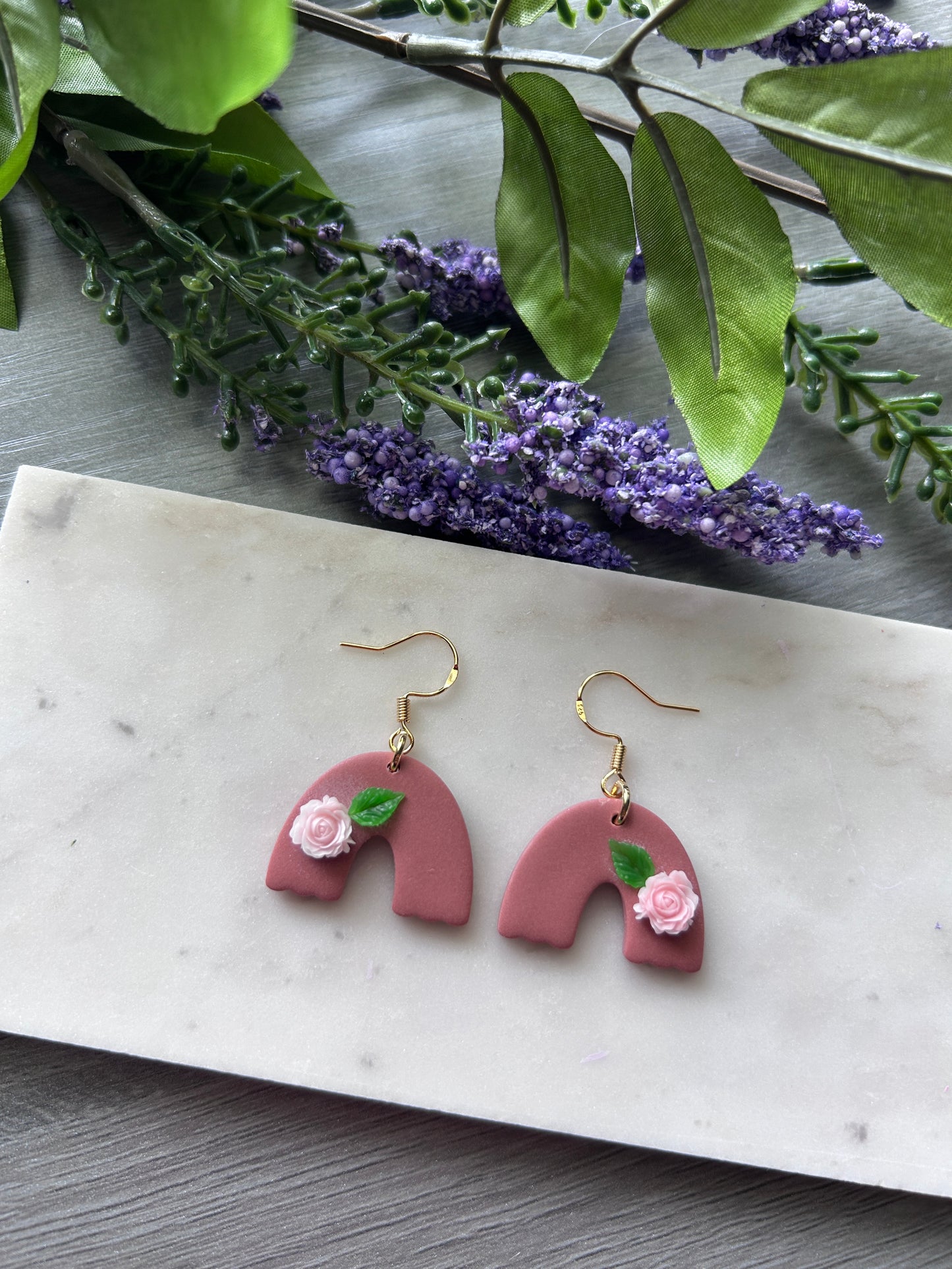 Simple flower on arch earring (gold plated)