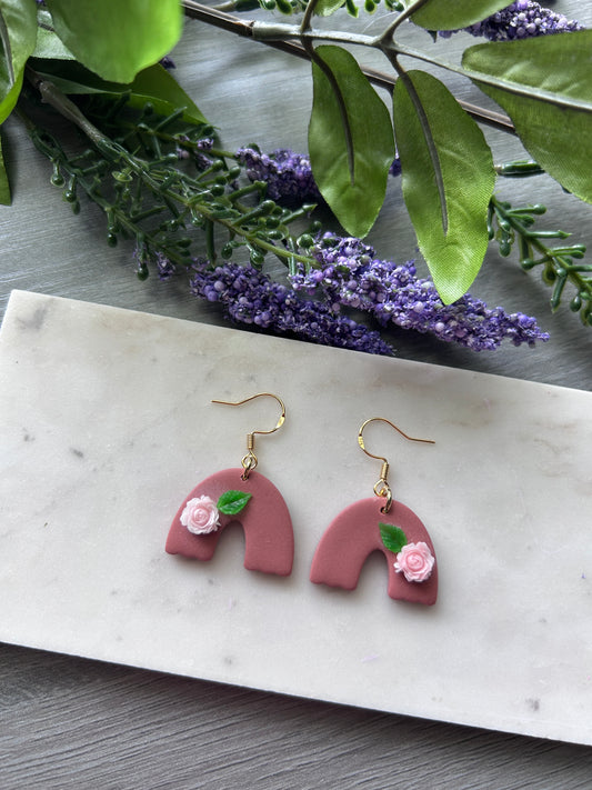 Simple flower on arch earring (gold plated)
